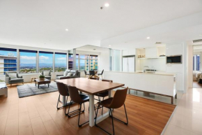 Stylish Q Towers Apartment Breathtaking Views Sleeps 6